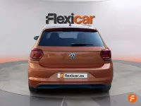 Usado VW Polo Advance 75 CV (55 kW) 2018 Naranja Utilitario