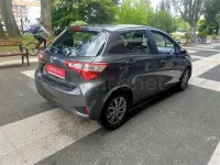 Usado Toyota Yaris Hybrid Active 100 CV (73 kW) 2019 Gris / plata Berlina