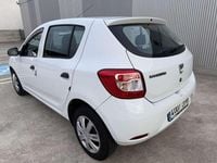 Usado Dacia Sandero Ambiance 75 CV (55 kW) 2015 Blanco Utilitario