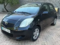 Usado Toyota Yaris Luna 87 CV (63 kW) 2007 Negro Utilitario
