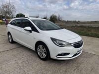 Usado Opel Astra Selective 110 CV (80 kW) 2019 Blanco Familiar
