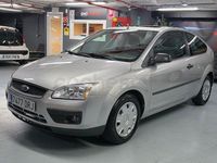 Usado Ford Focus Trend 100 CV (73 kW) 2005 Gris / plata Berlina