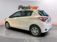 Usado Toyota Yaris Active 69 CV (50 kW) 2019 Blanco Berlina