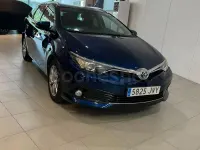 Usado Toyota Auris Hybrid Advance 136 CV (100 kW) 2017 Azul Familiar