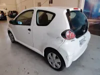 Usado Toyota Aygo Connect Style 68 CV (50 kW) 2011 Blanco Utilitario