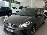 Usado Kia Rio GT-Line 84 CV (61 kW) 2021 Gris / plata Berlina