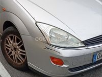 Usado Ford Focus Ghia 100 CV (73 kW) 2001 Gris / plata Berlina