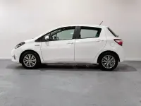 Usado Toyota Yaris Hybrid Active 100 CV (73 kW) 2020 Blanco Berlina