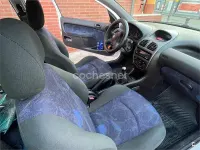 Usado Peugeot 206 90 CV (66 kW) 1999 Blanco Utilitario