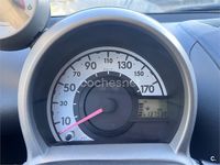 Usado Toyota Aygo 54 CV (39 kW) 2008 Rojo Utilitario