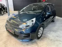 Usado Kia Rio 75 CV (55 kW) 2015 Azul Berlina