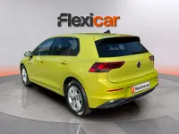 Usado VW Golf VIII 116 CV (85 kW) 2021 Amarillo Berlina