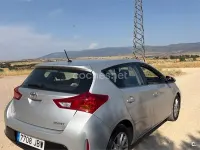 Usado Toyota Auris Advance 124 CV (91 kW) 2014 Blanco Berlina
