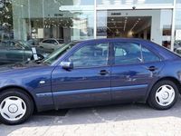 Usado Mercedes E270 170 CV (125 kW) 1999 Azul Berlina