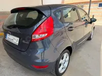 Usado Ford Fiesta Trend 70 CV (51 kW) 2011 Gris / plata Berlina