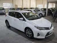 Usado Toyota Auris Hybrid Active 136 CV (100 kW) 2014 Blanco Berlina