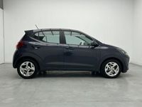 Usado Hyundai i10 67 CV (49 kW) 2021 Gris Utilitario