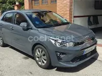 Usado Kia Rio 100 CV (73 kW) 2022 Gris / plata Berlina