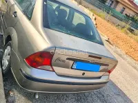 Usado Ford Focus Ghia 90 CV (66 kW) 2003 Beige Berlina