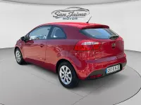 Usado Kia Rio 85 CV (62 kW) 2012 Rojo Berlina