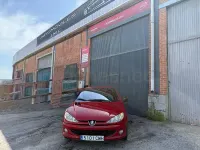 Usado Peugeot 206 110 CV (80 kW) 2003 Rojo Descapotable