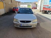 Usado Hyundai Accent GLS 102 CV (75 kW) 2002 Plateado Utilitario