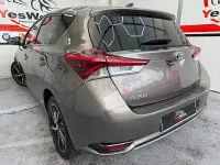 Usado Toyota Auris Hybrid 136 CV (100 kW) 2018 Beige Berlina