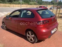 Usado Seat Ibiza 100 CV (73 kW) 2007 Granate Utilitario