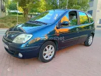 Usado Renault Scénic Privilege 110 CV (80 kW) 2001 Verde Monovolumen