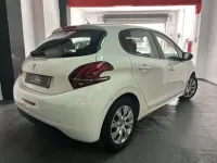 Usado Peugeot 208 Active 102 CV (75 kW) 2019 Blanco Utilitario