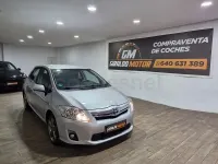 Usado Toyota Auris Hybrid Active 136 CV (100 kW) 2013 Gris / plata Berlina