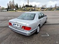Usado Mercedes E230 Elegance 150 CV (110 kW) 1995 Gris / plata Berlina