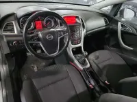Usado Opel Astra Cosmo 110 CV (80 kW) 2010 Negro Utilitario