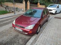 Usado Ford Focus Trend 90 CV (66 kW) 2000 Granate Berlina
