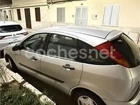 Usado Ford Focus Trend 90 CV (66 kW) 2001 Gris / plata Berlina
