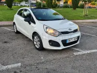 Usado Kia Rio 85 CV (62 kW) 2013 Blanco Berlina