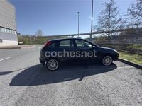 Usado Ford Focus Ghia 90 CV (66 kW) 2002 Negro Berlina