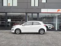 Usado Kia Rio 100 CV (73 kW) 2023 Blanco Berlina
