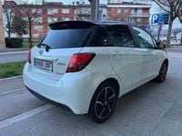 Usado Toyota Yaris Hybrid 100 CV (73 kW) 2016 Blanco Berlina