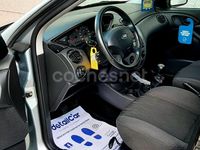 Usado Ford Focus Trend 90 CV (66 kW) 2005 Gris / plata Berlina