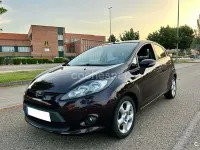 Usado Ford Fiesta Ambiente 68 CV (50 kW) 2010 Granate Berlina