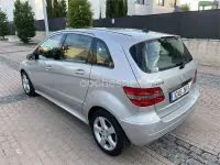 Usado Mercedes B200 136 CV (100 kW) 2006 Gris / plata Monovolumen