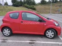 Usado Toyota Aygo Live 68 CV (50 kW) 2009 Rojo Utilitario