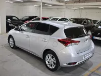 Usado Toyota Auris Hybrid Active 136 CV (100 kW) 2016 Gris / plata Berlina