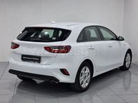 Begagnad Kia Ceed 120 HK (88 kW) 2024 Vit Halvkombi