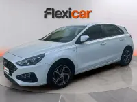 Usado Hyundai i30 120 CV (88 kW) 2022 Blanco Berlina