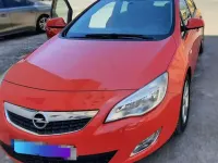 Usado Opel Astra Excellence 110 CV (80 kW) 2012 Rojo Utilitario