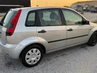 Usado Ford Fiesta Trend 80 CV (58 kW) 2004 Gris / plata Utilitario