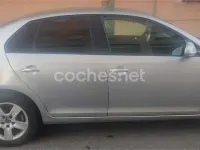 Usado VW Jetta Advance 105 CV (77 kW) 2006 Gris / plata Berlina