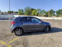 Usado Kia Rio 84 CV (61 kW) 2017 Gris / plata Berlina